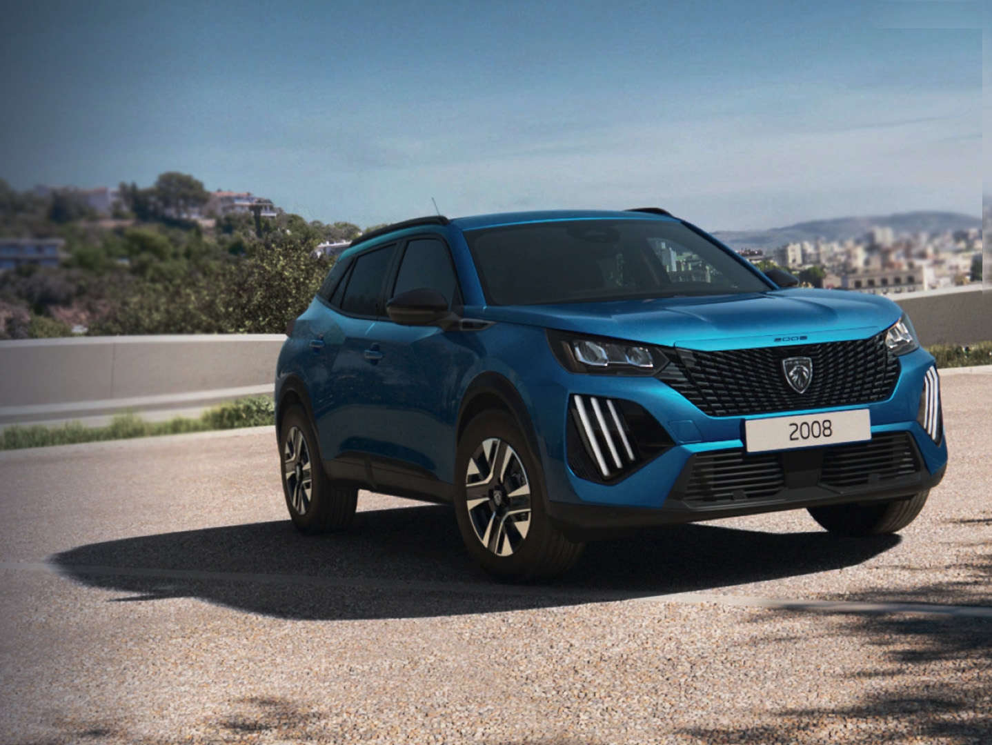 Peugeot 2008 синього кольору на стоянці над містом, вигляд спереду з правого боку