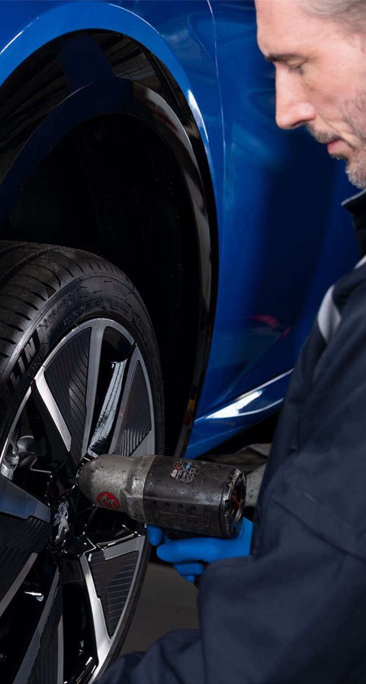 Майстер демонтує колесо з автомобіля Peugeot