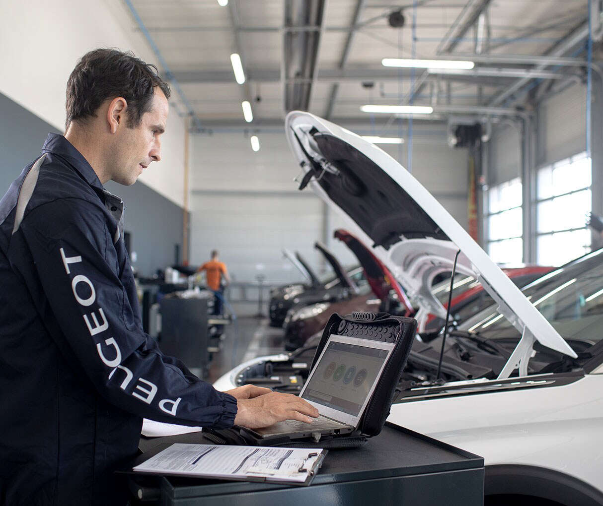 Майстер виконує комп’ютерну діагностику автомобіля Peugeot