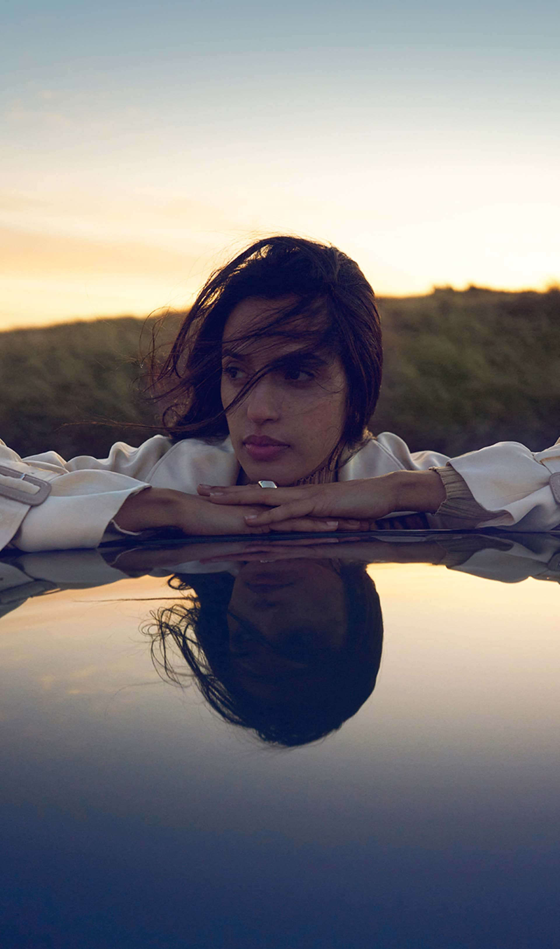 Дівчина обперлася ліктями об дах автомобіля Peugeot