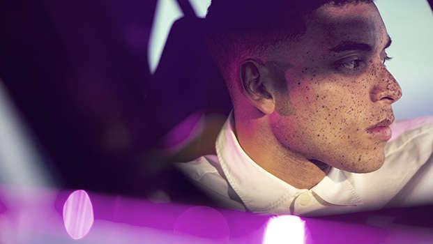 Чоловік за кермом Peugeot 2008