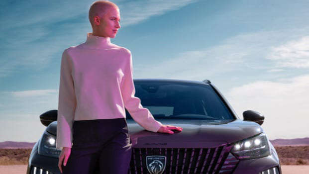 Дівчина біля капота Peugeot 2008