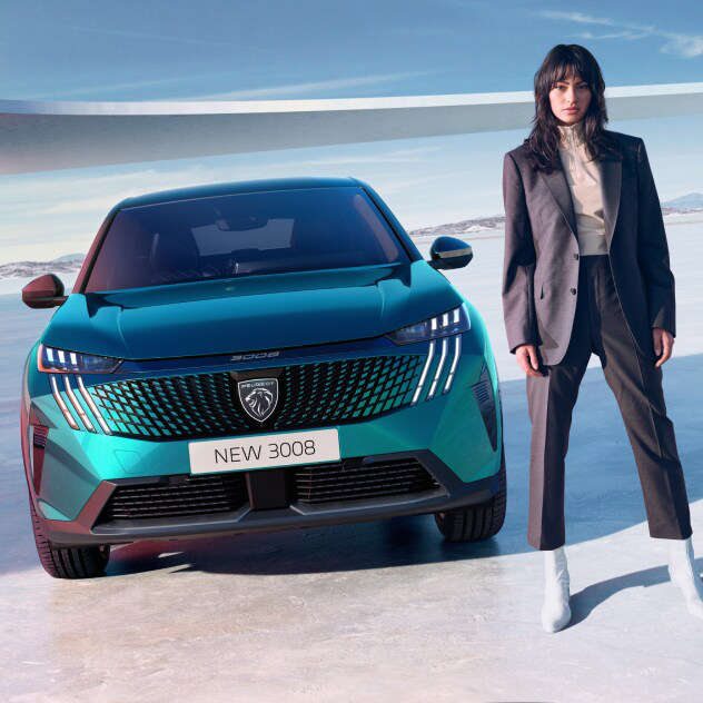 Молода жінка стоїть перед новим Peugeot 3008 синього кольору