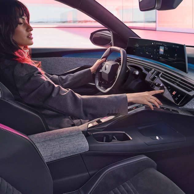 Місце водія у салоні нового Peugeot 3008