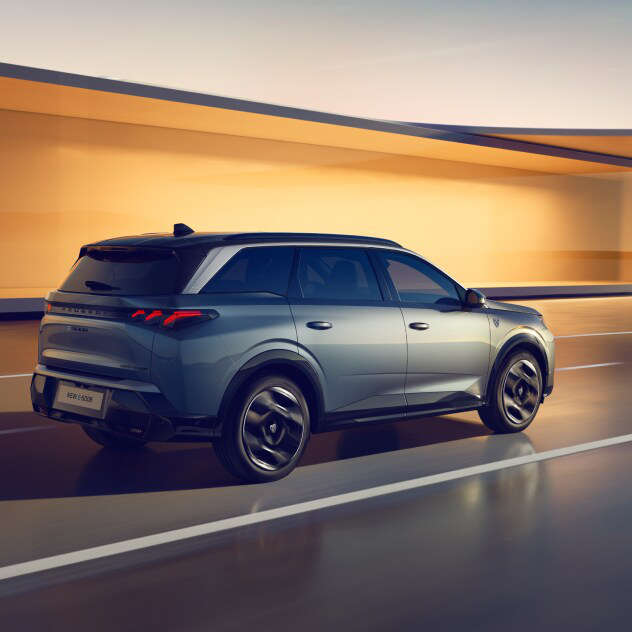 Peugeot e-5008, вигляд ззаду з лівого боку