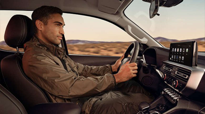 Чоловік за кермом Peugeot Landtrek