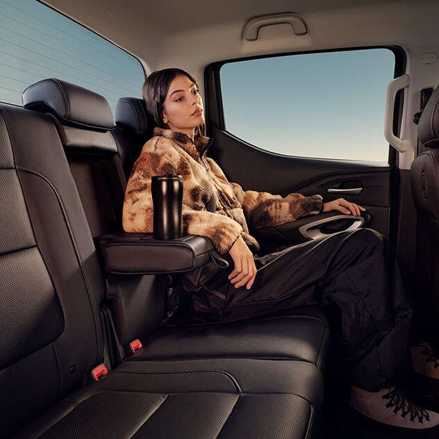 Дівчина на задньому сидінні Peugeot Landtrek