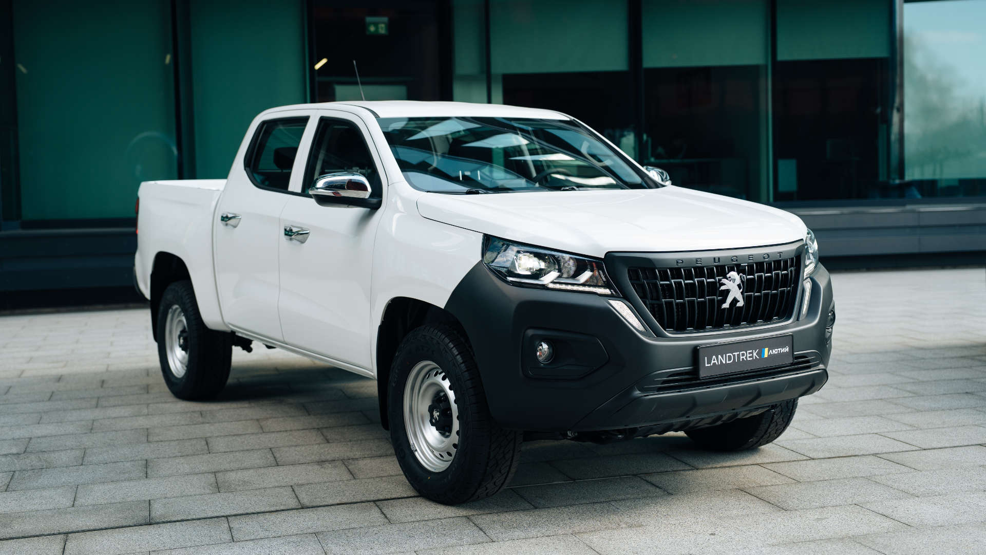Пікап Peugeot Landtrek «Лютий» білого кольору, вигляд спереду з правого боку