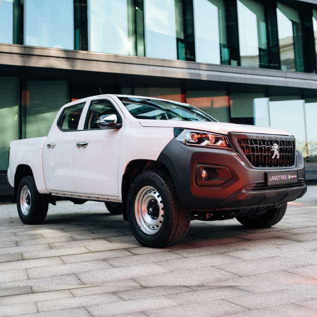 Peugeot Landtrek «Лютий» білого кольору, вигляд спереду з лівого боку