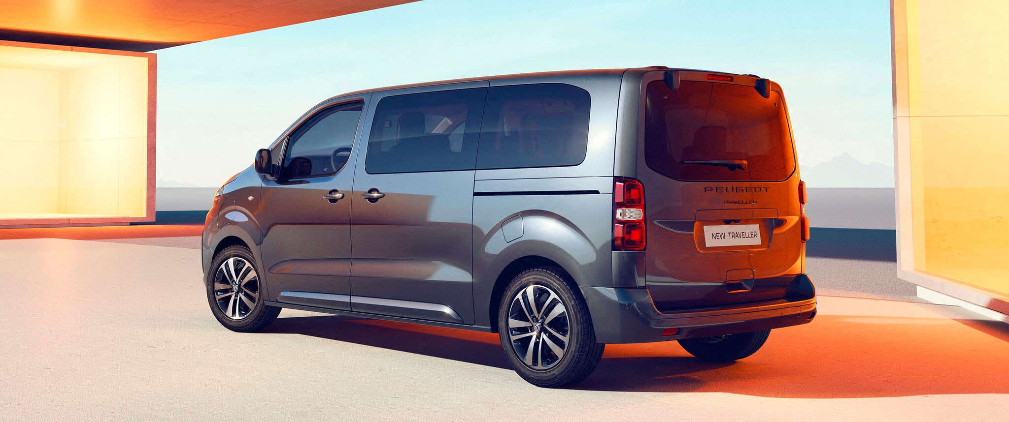 Peugeot Traveller, вигляд ззаду з лівого боку