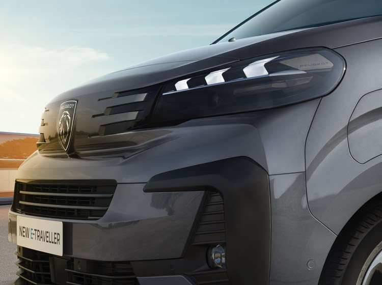 Передок на новому Peugeot Traveller