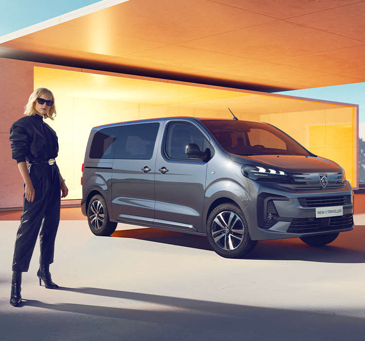 Новий Peugeot Traveller, вигляд спереду з правого боку