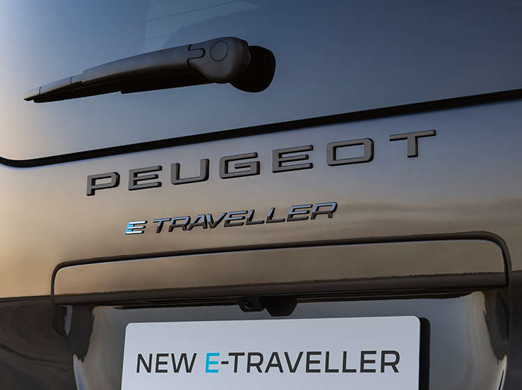 Напис «e-Traveller» на задній ляді Peugeot e-Traveller