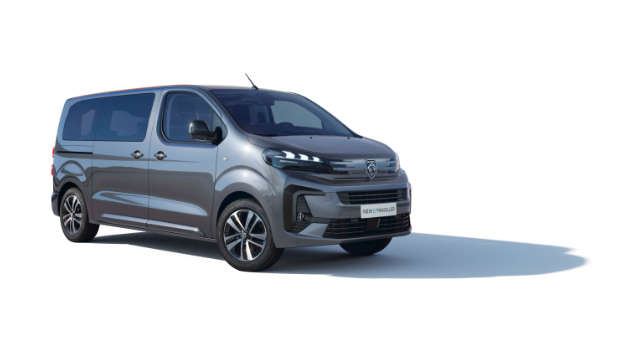 Peugeot Traveller, вигляд спереду з правого боку на білому тлі