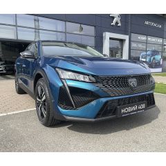 Peugeot 408 у версії Allure у блакитному кольорі кузову біля автосалону "Автопасаж"