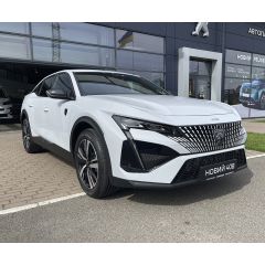Фастбек Peugeot 408 у білому кольорі перед салоном "Автопасаж"