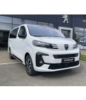Новий Peugeot Traveller перед салоном "Автопасаж"