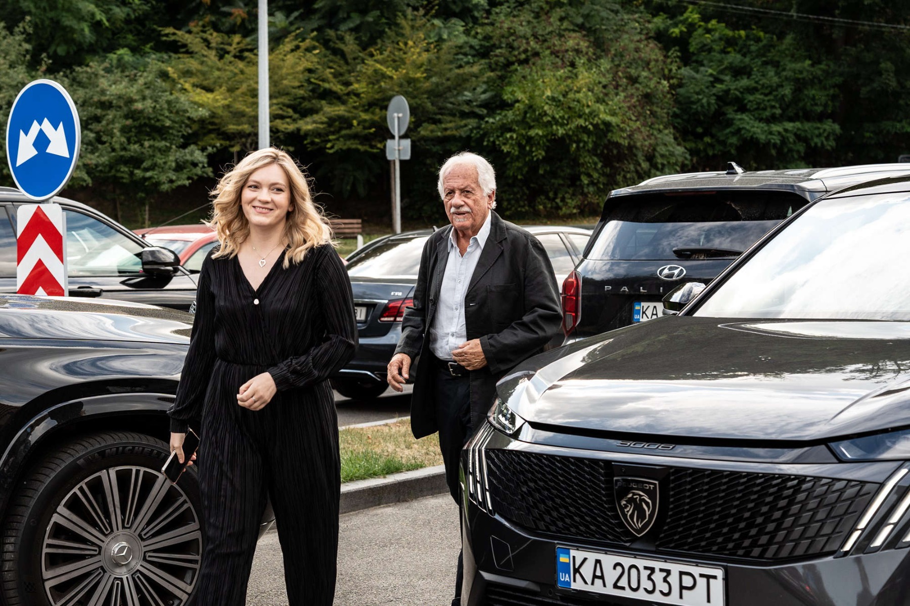 Відвідувачі фестивалю біля автомобіля Peugeot