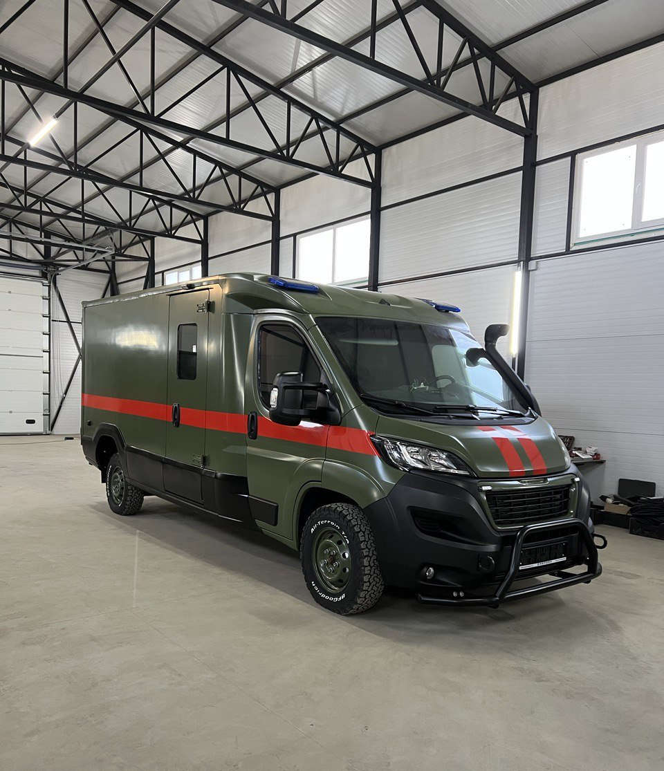 Автомобіль Peugeot на офіційному СТО