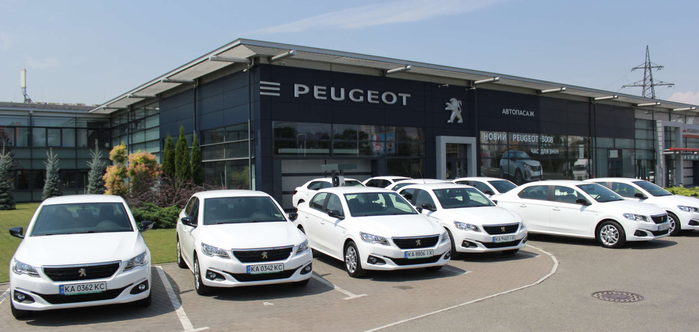Автосалон Peugeot «Автопасаж» у Києві, вигляд з вулиці