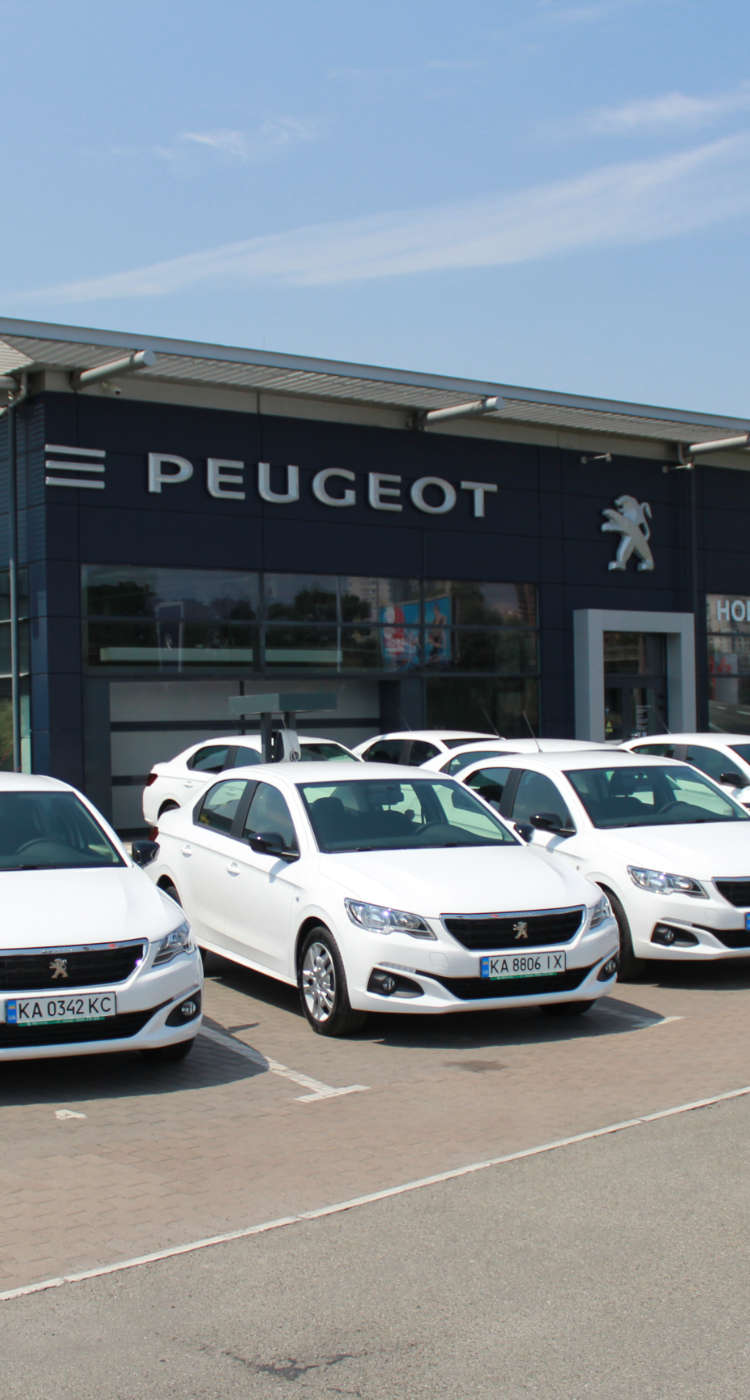 Автосалон Peugeot «Автопасаж» у Києві, вигляд з вулиці